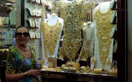 Biżuteria wyróżnia się zdobnictwem odnoszącym się do tradycji arabskiej i beduińskiej