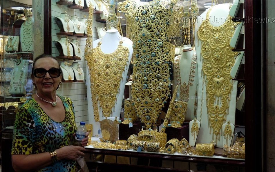 Biżuteria wyróżnia się zdobnictwem odnoszącym się do tradycji arabskiej i beduińskiej