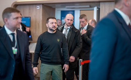 Otoczony ochroniarzami prezydent Zełenski na forum w Davos