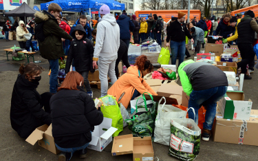Polacy pomagający Ukraińcom najczęściej oferowali im żywność, odzież i wyposażenie mieszkania