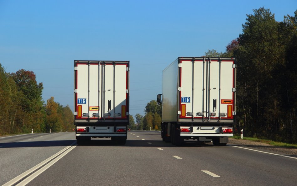 Koniec wyścigów tirów na polskich drogach. Rząd szykuje radykalny zakaz