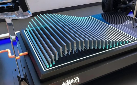 Tak prezentuje się bateria Blade firmy BYD od środka