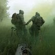 Amerykańscy żołnierze z 37. Pułku Pancernego podczas ćwiczeń sytuacyjnych na poligonie w Bemowie Pis