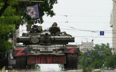Członkowie grupy Wagnera w czołgu na ulicy w Rostowie nad Donem
