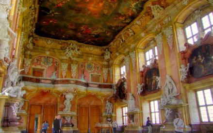 Sala Książęca - najbardziej reprezentacyjna i jedna z nielicznych odrestaurowanych sal w Lubiążu.