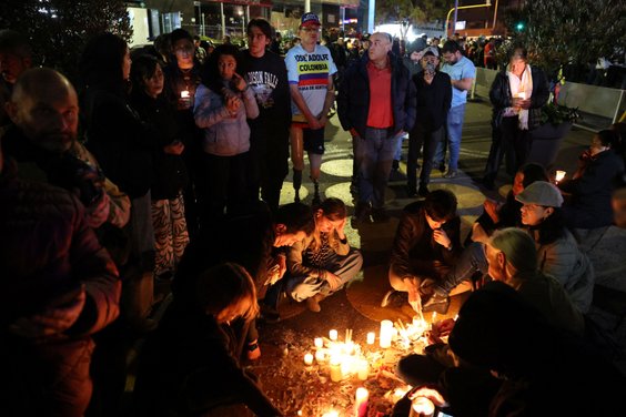 Ludzie gromadzili się przed szpitalem, do którego trafił ranny senator