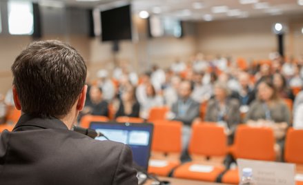 Rząd zwalnia z kwarantanny gości swoich konferencji