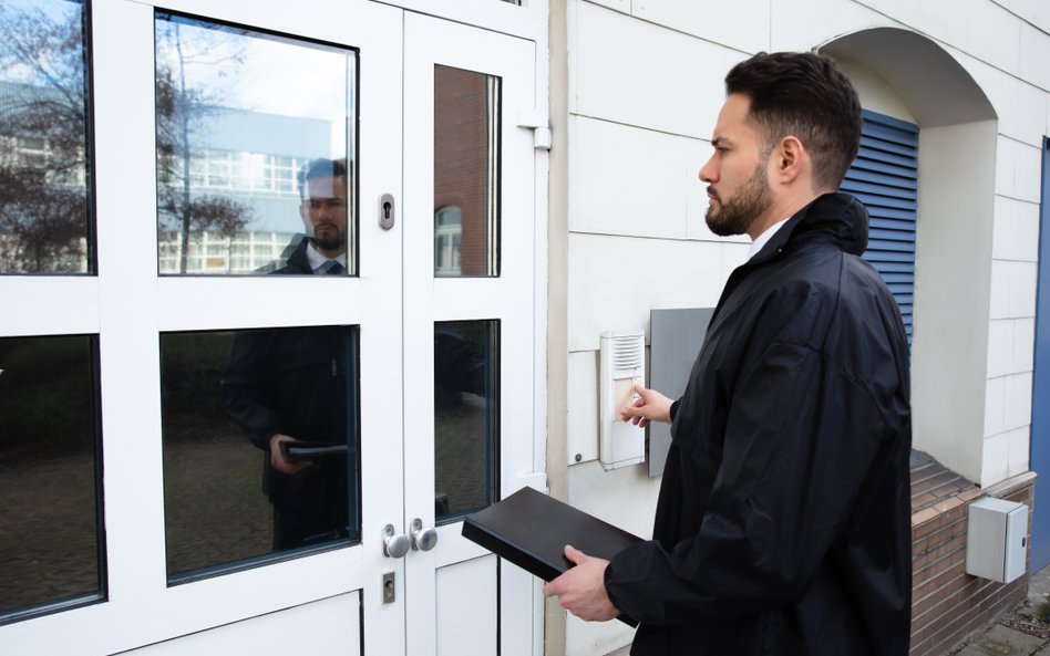 Pracodawca otrzymując pismo od komornika ma obowiązek się do niego zastosować i jeżeli w jego treści