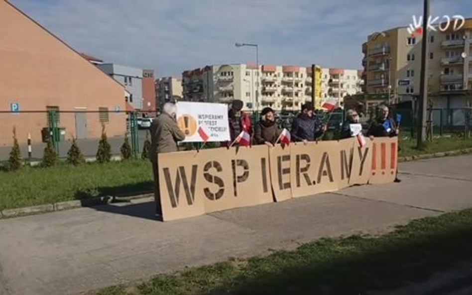 Gorzów: Akcja KOD pod szkołą. Odgłosy krów i świń, nauczyciele biją brawo
