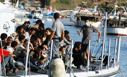 Przemytnicy podają 13-letnim imigrantkom progesteron, bo spodziewają się gwałtu