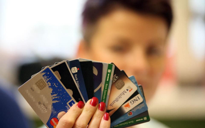 Czym się różni karta debetowa od karty kredytowej?