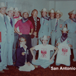 Janusz Peciak (w różowej koszuli) wraz z Polonusami (San Antonio, 1977 r.). W roku 1984 na posiedzen