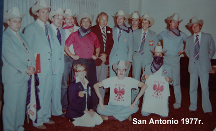 Janusz Peciak (w różowej koszuli) wraz z Polonusami (San Antonio, 1977 r.). W roku 1984 na posiedzen