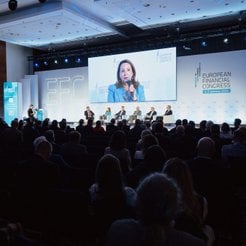 Paneliści podczas debaty „Sektor finansowy a rozwój gospodarki – czy wystarczy robić to, co zawsze?”