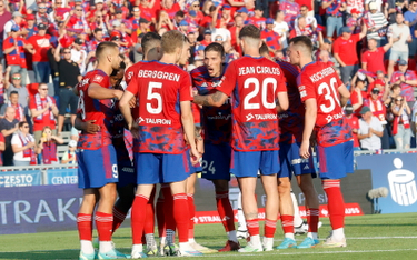 Piłkarze Rakowa Częstochowa cieszą się z gola podczas meczu Ekstraklasy z Jagiellonią Białystok