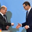 Kanclerz RFN Olaf Scholz (L) oraz premier Mateusz Morawiecki (P) podczas spotkania z mediami w sali 