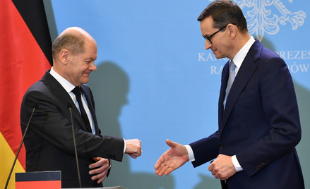 Kanclerz RFN Olaf Scholz (L) oraz premier Mateusz Morawiecki (P) podczas spotkania z mediami w sali 