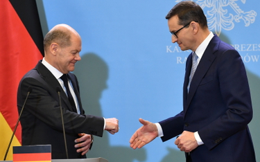 Kanclerz RFN Olaf Scholz (L) oraz premier Mateusz Morawiecki (P) podczas spotkania z mediami w sali 