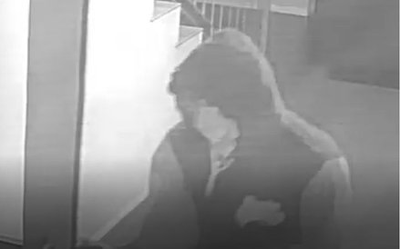 Osoby, które rozpoznają mężczyznę ze zdjęcia proszone są kontakt z Komendą Powiatową Policji w Kołob