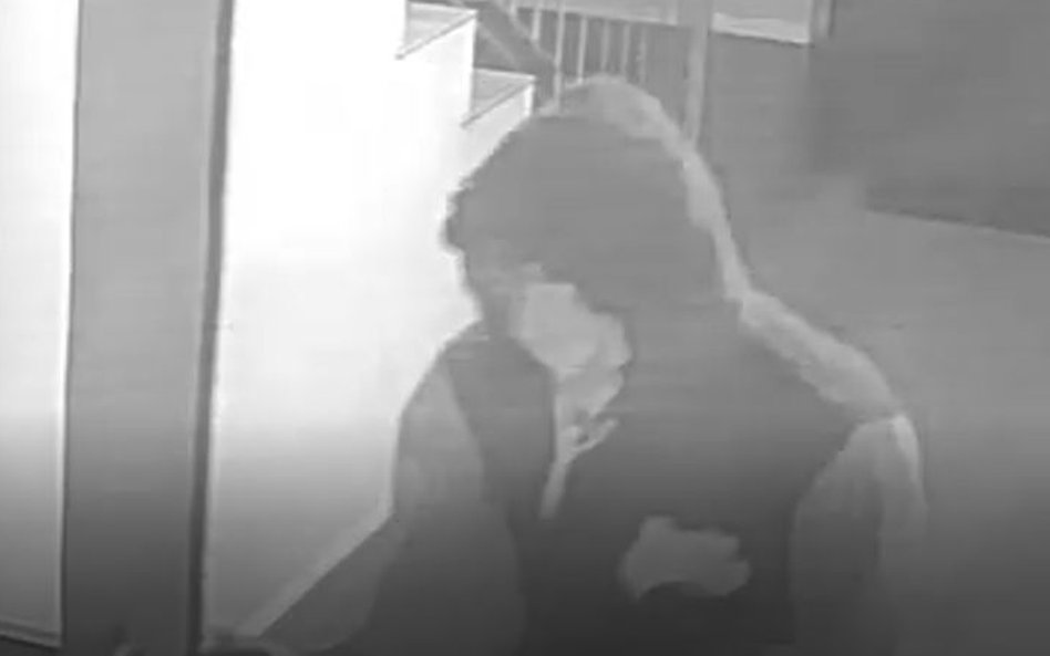 Osoby, które rozpoznają mężczyznę ze zdjęcia proszone są kontakt z Komendą Powiatową Policji w Kołob