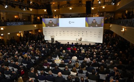 Wołodymyr Zełenski przemawia do uczestników konferencji w Monachium