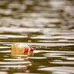Eksperci podkreślają, że zanieczyszczenie tworzywami sztucznymi oraz kryzys klimatyczny są ściśle ze