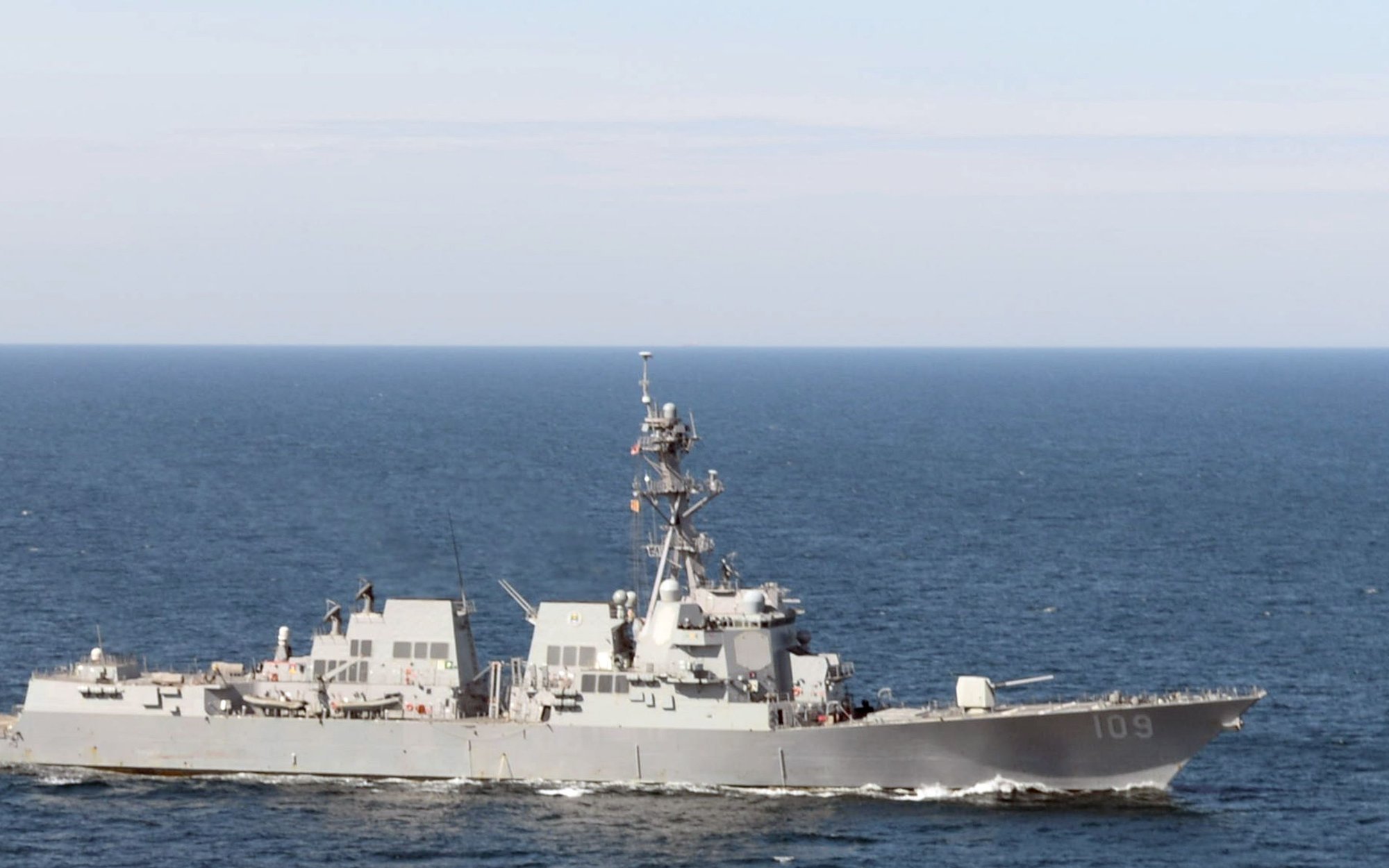 Wenezuelskie myśliwce F-16 zbliżyły się do niszczyciela USA. Amerykanie ostrzegają