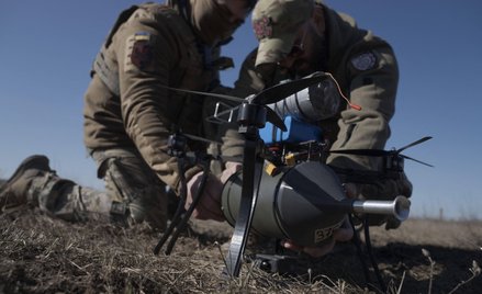 Żołnierze z 93. Samodzielnej Brygady Zmechanizowanej „Chołodnyj Jar” testują drony sterowane światło