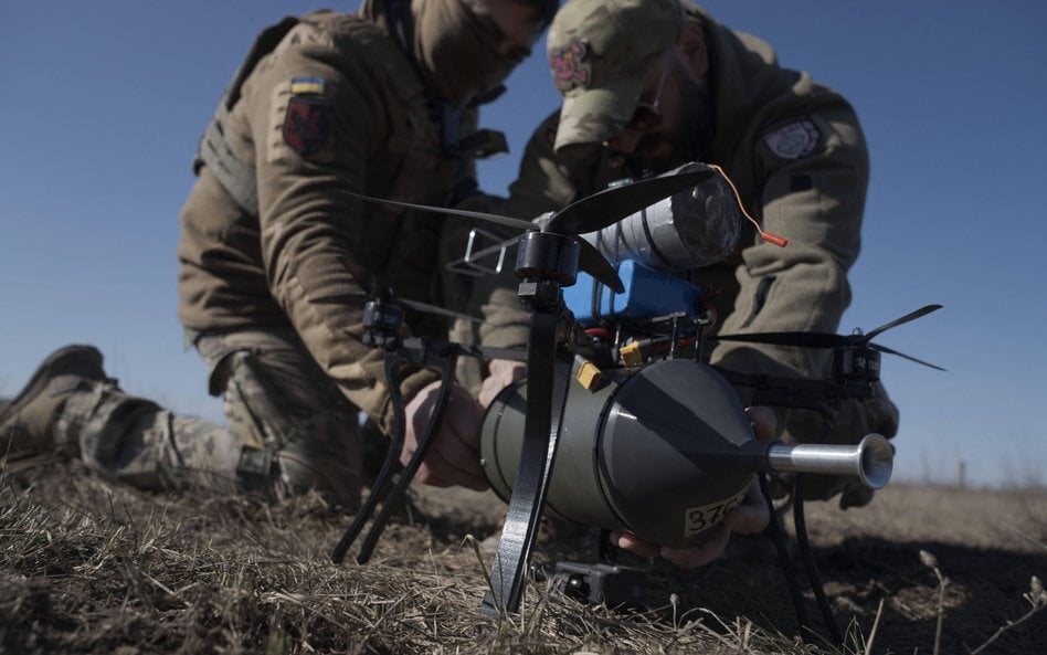 Żołnierze z 93. Samodzielnej Brygady Zmechanizowanej „Chołodnyj Jar” testują drony sterowane światło