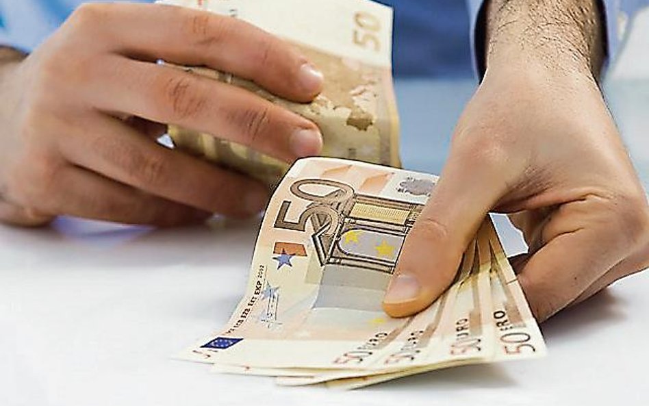 Przepisy zobowiązują m.in. do rejestracji podejrzanych transakcji, których wartość przekracza 15 tys
