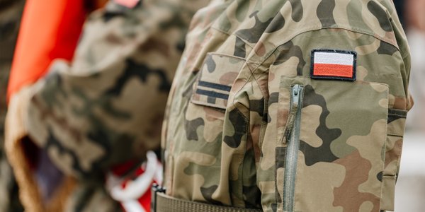 Mundurowi walczą o wyrównanie uposażeń, lecz nie wiedzą, do którego sądu iść
