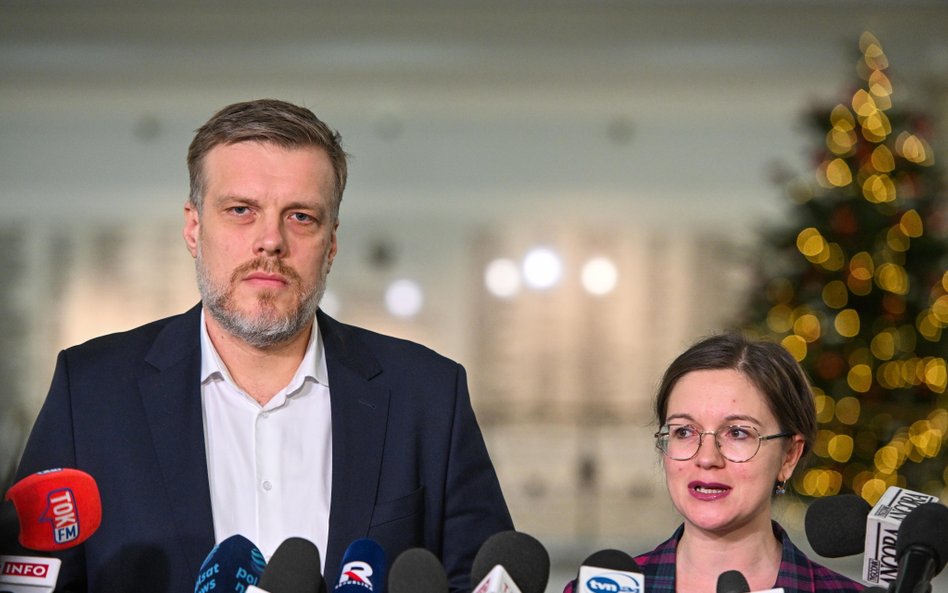 Lider partii Razem Adrian Zandberg i Paulina Matysiak, posłanka z Kutna.