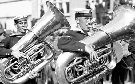 Obchody Święta Morza w Gdyni w 1932 roku. Orkiestra 18. Pułku Ułanów Pomorskich podczas grania fanfa