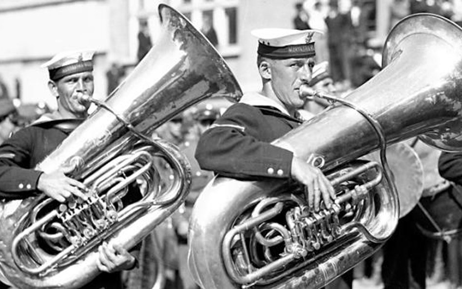 Obchody Święta Morza w Gdyni w 1932 roku. Orkiestra 18. Pułku Ułanów Pomorskich podczas grania fanfa