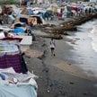 Koczowisko na plaży w hiszpańskiej Ceucie