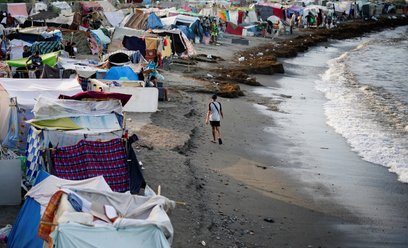 Koczowisko na plaży w hiszpańskiej Ceucie