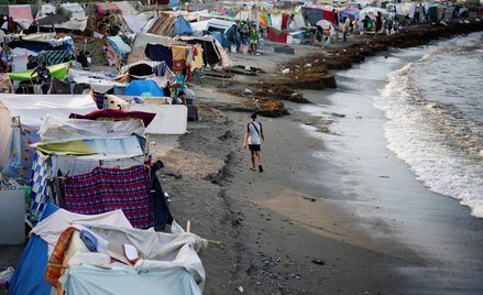Koczowisko na plaży w hiszpańskiej Ceucie