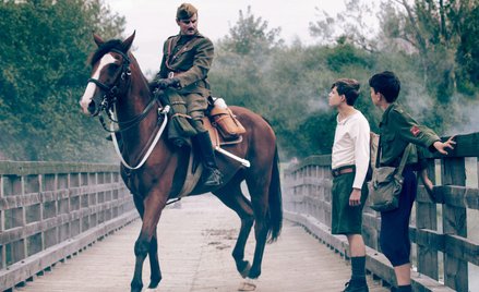 Tadek (Wit Czernecki, w środku) zabiera Leosia (Feliks Matecki, z prawej) na front. Potem się rozdzi