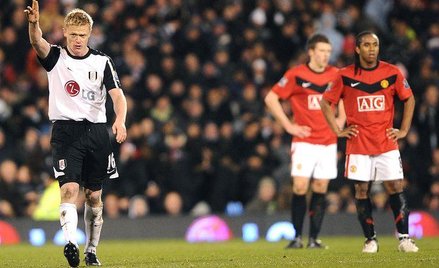 Damien Duff (z lewej) - strzelec jednej z bramek, które pogrążyły Manchester