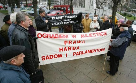 Pikieta członków stowarzyszenia Dekretowiec pod Sejmem