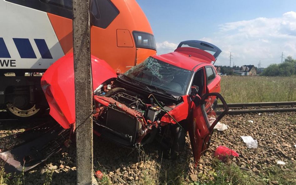 Wypadek na przejeździe. Słychać pociąg. Egzaminator milczał