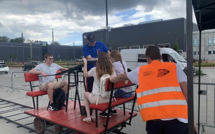 Atrakcja dla małych i dużych. Przejażdżka drezyną Piaseczyńsko-Grójeckiej Kolei Wąskotorowej to świe