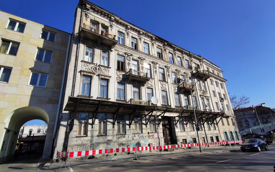 Zapuszczona kamienica Leona Breslauera znajduje się tuż obok budynku Sejmu RP