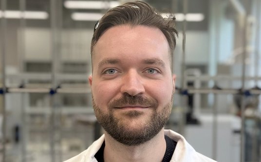 dr inż. Wojciech Danowski jest chemikiem, swoje badania prowadzi na Wydziale Chemii UW, w Laboratori