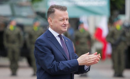 Mariusz Błaszczak (na zdjęciu) liczy, że zmieniając jednym ruchem etaty cywilne na wojskowe, szybcie