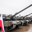 Polskie K2 są już pomalowane wg polskich standardów, lecz czekają jeszcze na standardowe w Wojsku Po