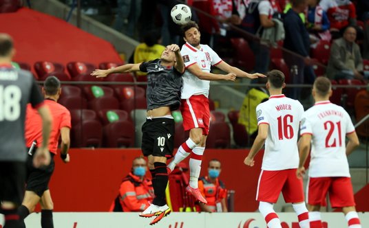 Bartosz Bereszyński w walce o piłkę z Reyem Manajem