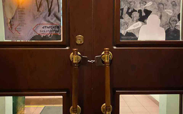 Drzwi stowarzyszenia Memoriał "zakute" w kajdanki