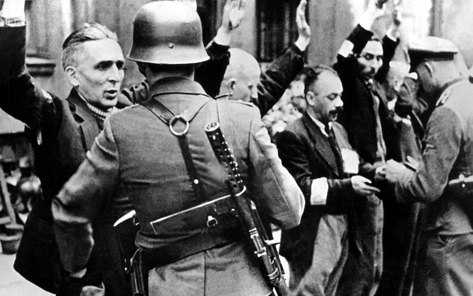 Inspekcja mieszkańców getta warszawskiego przeprowadzona przez Niemców. Fotografia z września 1939 r