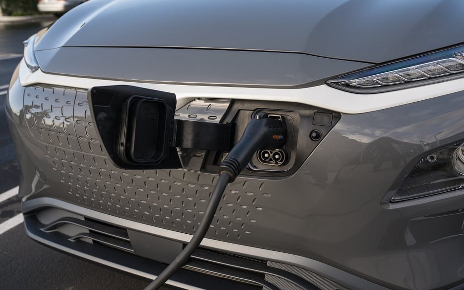 Dealerzy dodają do elektrycznych aut domowe ładowarki